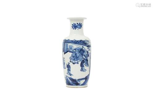 A CHINESE BLUE AND WHITE ROULEAU VASE.