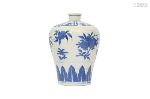 A CHINESE BLUE AND WHITE 'FRUIT' VASE, MEIPING.