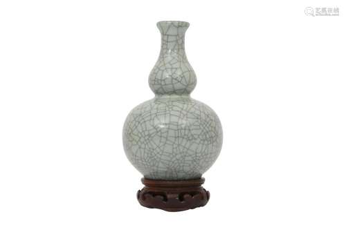 A CHINESE CRACKLE-GLAZED DOUBLE GOURD VASE.