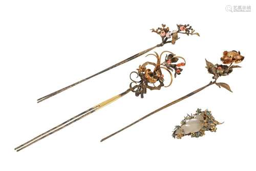 THREE CHINESE GILT-METAL HAIRPINS AND A JADE BROOCH.