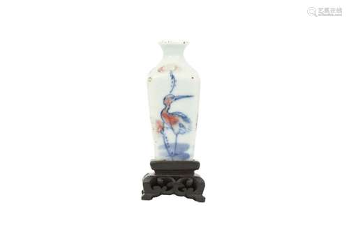 A CHINESE BLUE AND WHITE AND UNDERGLAZE RED SNUFF BOTTLE.