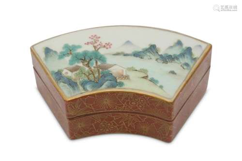 A CHINESE FAMILLE ROSE FAN-SHAPED BOX AND COVER.