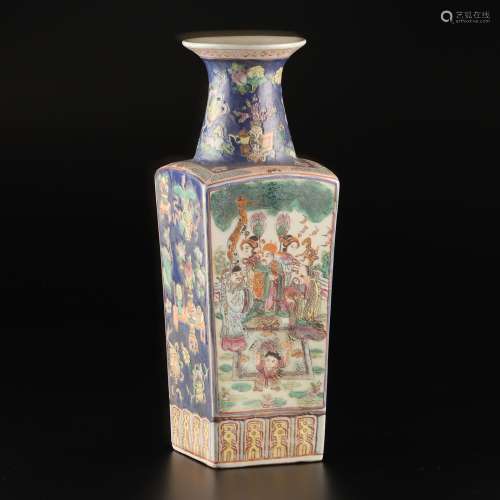 大清嘉慶年製　藍地粉彩博古紋兩面開光人物圖花瓶