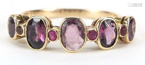 9ct gold garnet and ruby ring, size O, 2.5g