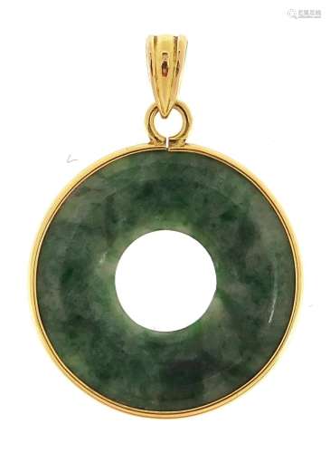 Chinese 14ct gold green jade pendant, 3cm high, 2.7g