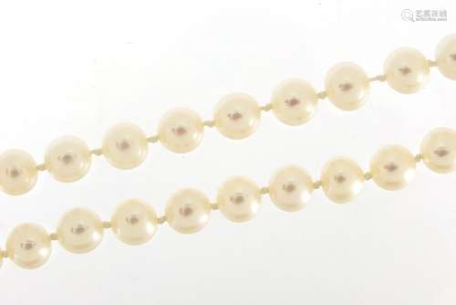Cultured pearl necklace with 14ct gold clasp, 70cm in length...