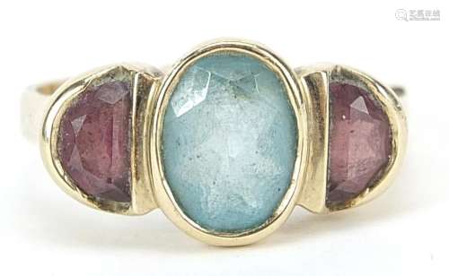 9ct gold blue stone and garnet three stone ring, size P, 4.6...
