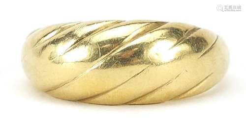 18ct gold ring, size T, 8.2g