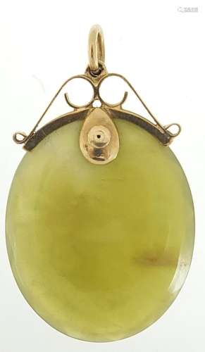 9ct gold carved green agate pendant, 3.5cm high, 6.6g