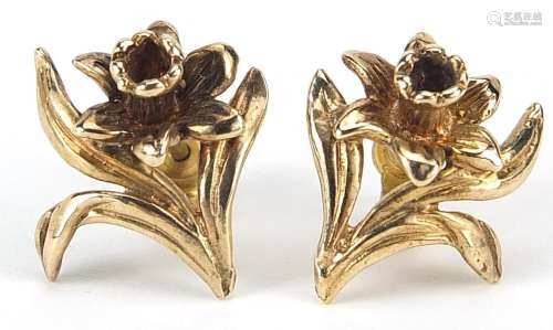 Pair of 9ct gold floral stud earrings, 1.5cm high, 3.2g