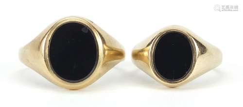 Two 9ct gold black onyx signet rings, sizes J and O, 7.0g