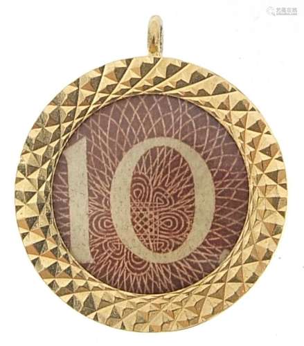 9ct gold ten shilling note charm, 2cm in diameter, 3.2g