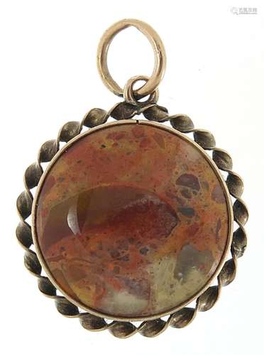 Unmarked gold hardstone pendant, 2.3cm in diameter, 5.0g