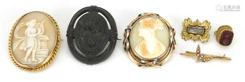Antique jewellery including a 19th century mourning brooch, ...