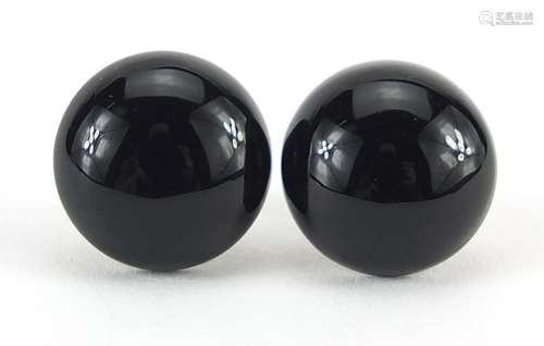 Pair of 9ct gold onyx stud earrings, 1.1cm in diameter, 2.0g