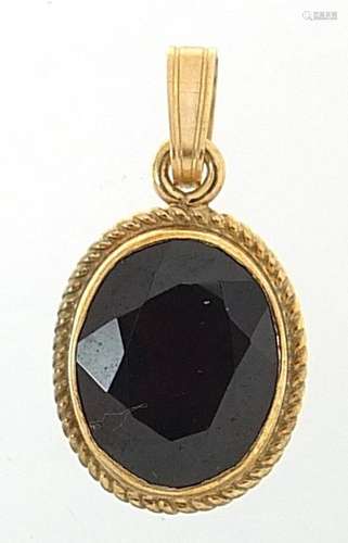 9ct gold garnet pendant, 1.9cm high, 1.2g