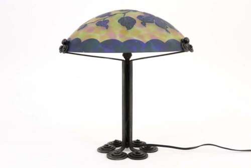 Franse Art Deco-lamp met voet in smeedijzer en met coupevorm...