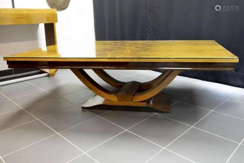 Art Deco-salontafel in notelaar met een rechthoekig blad op ...