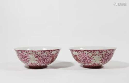 A PAIR OF ROUGE RED GLAZED FAMILLE ROSE BOWLS