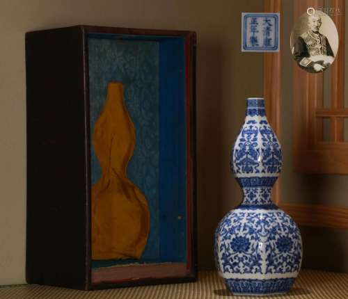 A Blue and White Double Gourds Vase