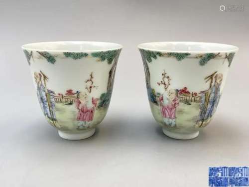 A PAIR OF FAMILLE ROSE 'FIGURES' PORCELAIN CUPS