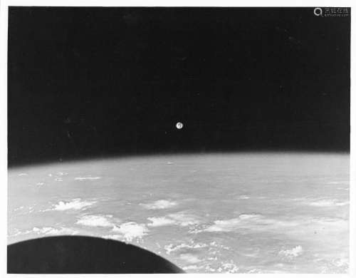Moonrise over the Earth's horizon, Gemini 7, 4-18 Dec 19...