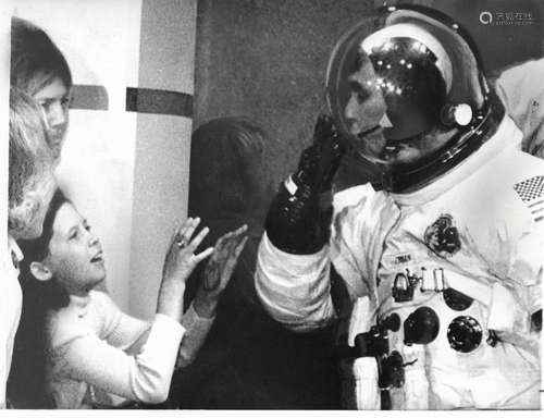 Eugene Cernan blows a farewell kiss to his daughter, Apollo ...