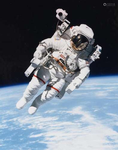 First untethered spacewalk by Bruce McCandless [large format...