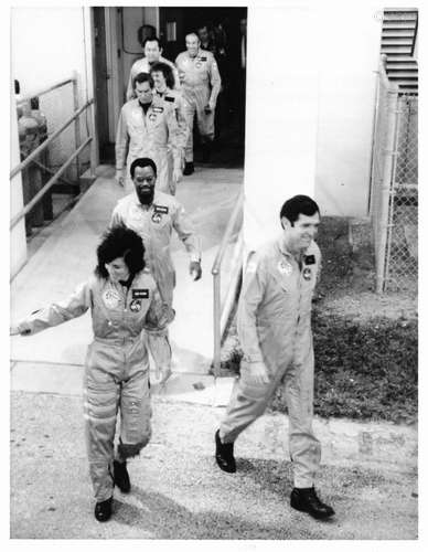 Challenger disaster (11 black and white views), STS-51L, 28 ...