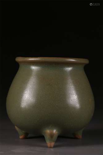 A Tripod Porcelain Pot, Old Kiln.