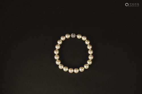 A faux pearls necklace