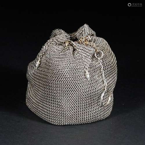 A finger ring metal mesh clutch bag