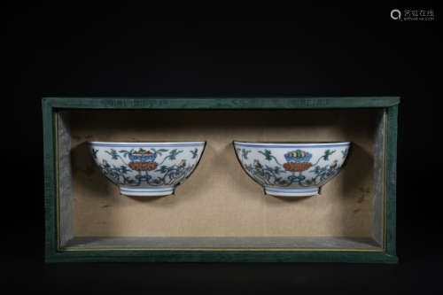 A pair of Dou cai 'floral' bowl
