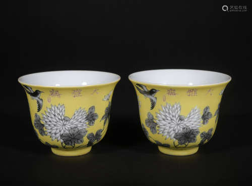 A pair of Wu cai 'floral and birds' cup