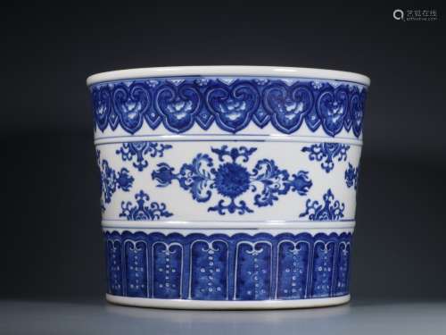 Qing Dynasty Qianlong Period Blue And White Porcelain 