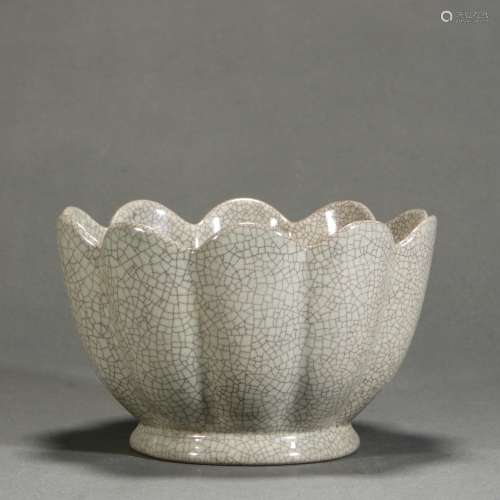 Ge Glaze Porcelain Peta-Shaped Bowl,China