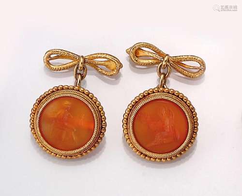 Pair of 18 kt gold cufflinks with carnelian