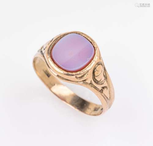 8 kt gold signet ring with carnelian
