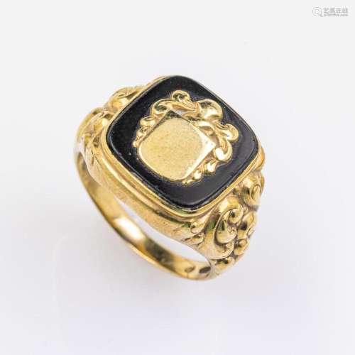 8 kt gold crest ring with onyx