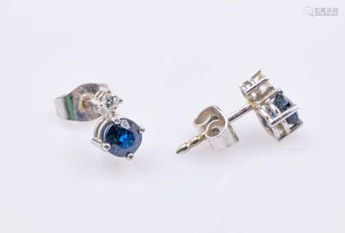 Pair of 14 kt gold earrings with sapphires andbrilliants
