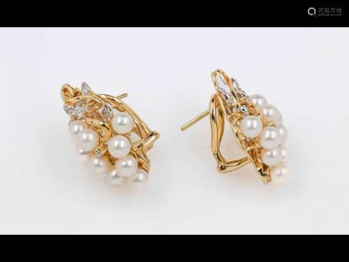 Pair of 14 kt gold earrings with cultured pearls and brillia...