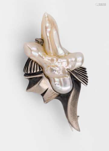 Brooch with twin pearls