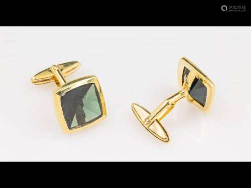 Pair of 14 kt gold cuff links with syntheses