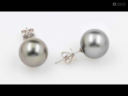 Pair of 18 kt gold earrings with cultured tahitian pearls