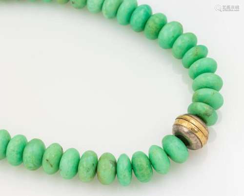 Necklace made of green colored stone lenses