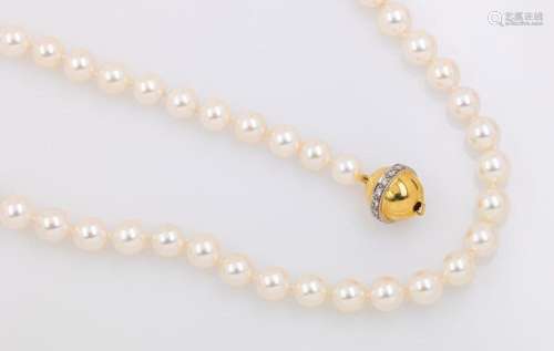 Necklace made of cultured akoya pearls with clasp 18 kt gold...