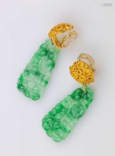 Pair of 18 kt gold ear clips with jade