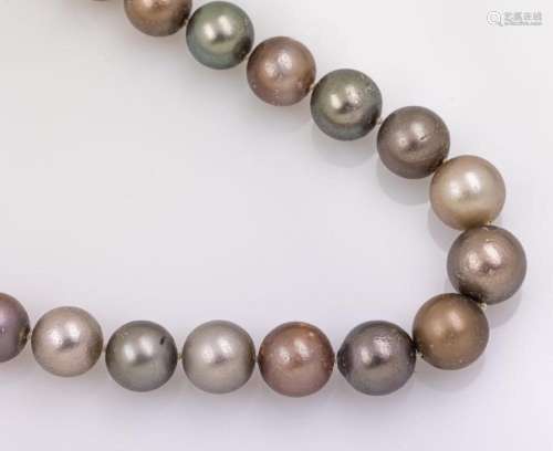 Necklace made of cultured tahitian pearls