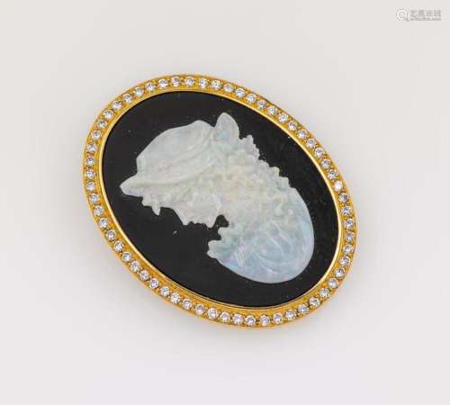 18 kt gold brooch with onyx, opal and brilliants