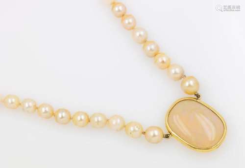 Chain made of cultured pearls with opal